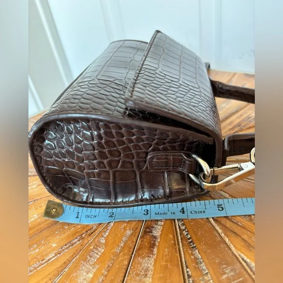 Used Zara Small Elegant Chocolate Brown Crocodile-Embossed Faux Leather Handbag - Picture 3 of 15